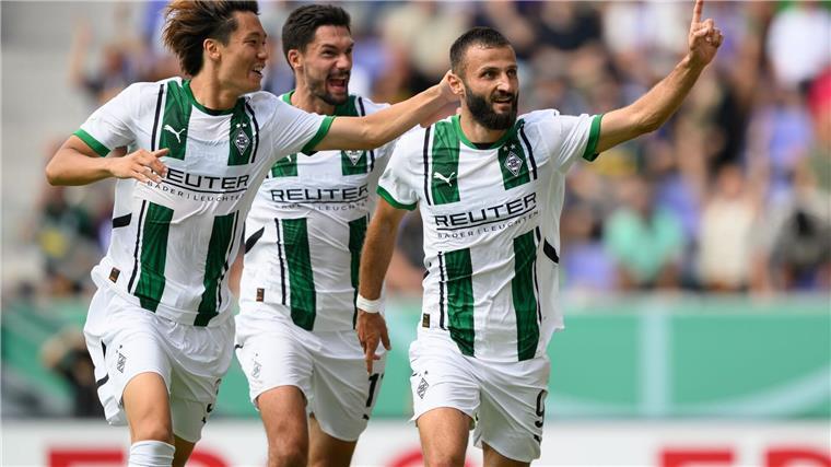 Mönchengladbach nach Rückstand in Aue noch sicher weiter Mönchengladbachs Franck Honorat (r) jubelt nach seinem Tor zum 1:1 mit Ko Itakura (l) und Tim Kleindienst.