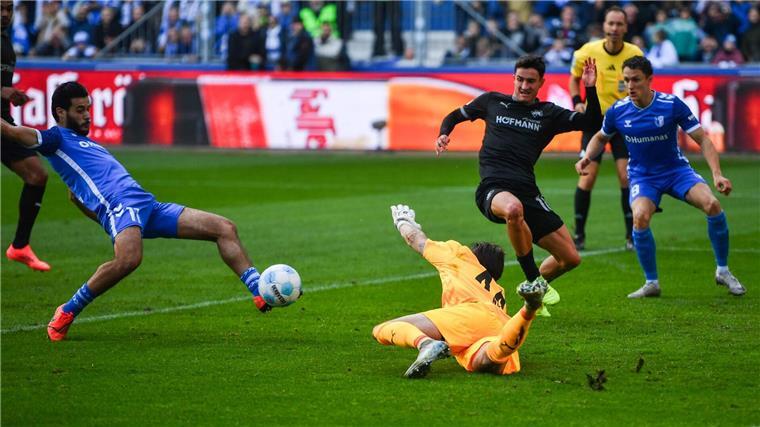Zwei Hand-Blackouts: Magdeburg und Fürth spielen 2:2 Mohammed El Hankouri (l) von Magdeburg trifft im Nachschuss gegen Fürth zur 1:0-Führung, nachdem er zuvor den Elfmeter verschossen hatte.