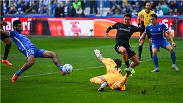  Mohammed El Hankouri (l) von Magdeburg trifft im Nachschuss gegen Fürth zur 1:0-Führung, nachdem er zuvor den Elfmeter verschossen hatte. 