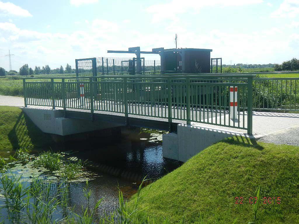 ... oder die Brücke mitsamt Schöpfwerk über die Rohr ...