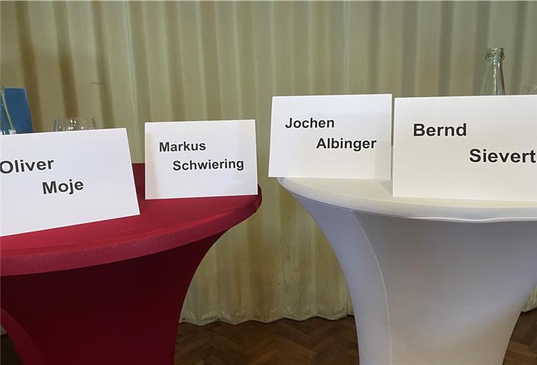  Oliver Moje, Markus Schwiering, Jochen Albinger und Bernd Sievert kandidieren um das Amt des Samtgemeindebürgermeisters. Die vier Männer stellten sich jetzt den Fragen der Wilstedter Landfrauen.