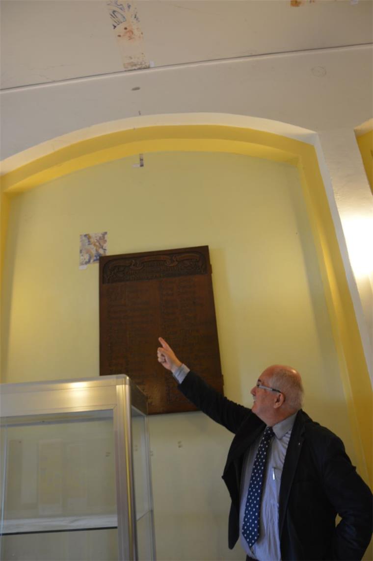Peter Duryn, Leiter des Niedersächsischen Internatsgymnasiums in Bad Bederkesa, ist gespannt, was unter der Farbschicht zutage tritt. Erste Stellen sind schon freigelegt an der Wand in der Eingangshalle.