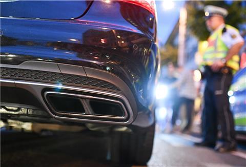  Polizeibeamte kontrollieren sogenannte „Auto-Poser“. Diese fahren mit ihren oftmals getunten Fahrzeugen vor allem in den Abendstunden durch die Innenstadt und zeigen lautstark, wie viel PS ihr Wagen hat.