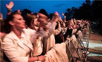 ... rocken die Fans vor der Bühne mit. Foto: Hartmann