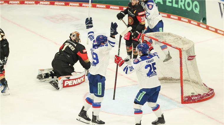 2:6 gegen Slowakei: DEB-Team enttäuscht bei Deutschland Cup Samuel Takac sorgte für das erste Tor der Slowaken gegen Deutschland.