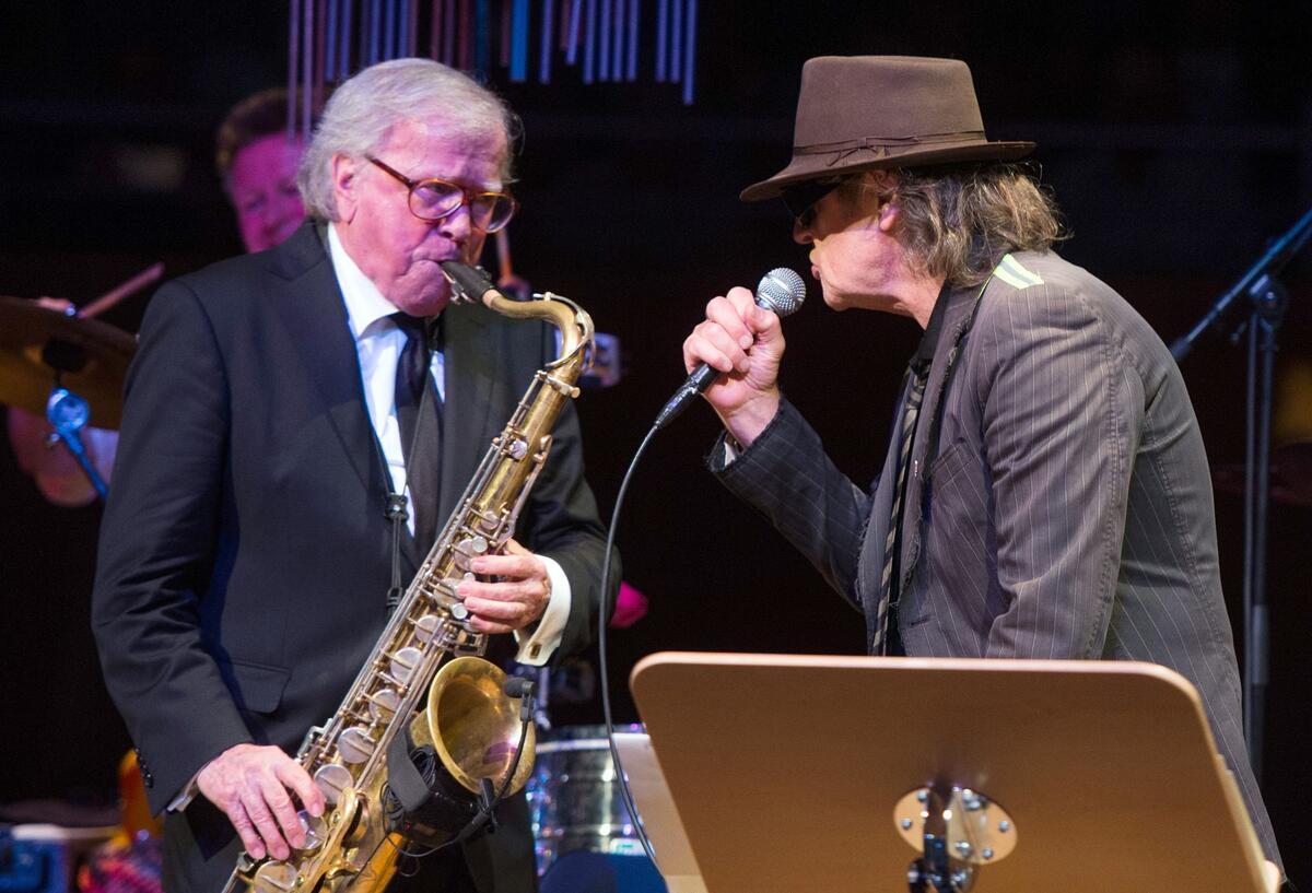 Deutschlands König des Jazz - Klaus Doldinger ist tot Saxophonist Klaus Doldinger machte auch mit Udo Lindenberg Musik - hier 2016 in Düsseldorf. (Archivbild)