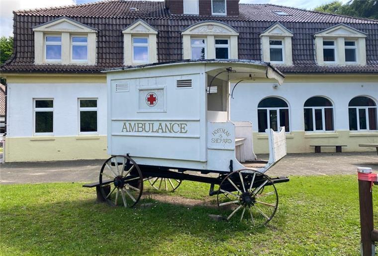  Seit Jahren steht sie vor dem Schullandheim Bederkesa, jetzt geht die Kutsche als Ausstellungsstück zu den Spencerhill Filmfestspielen auf Reisen.