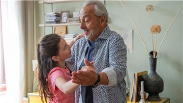  Stubbe übt mit seiner Enkelin Caro Tango zu tanzen.