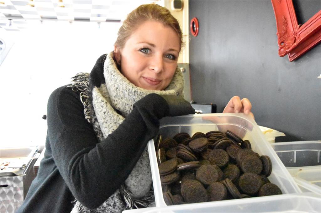 ... Süßigkeiten werden in runden Teigbällchen frittiert. Miriam Antoni betreibt den Food-Truck.