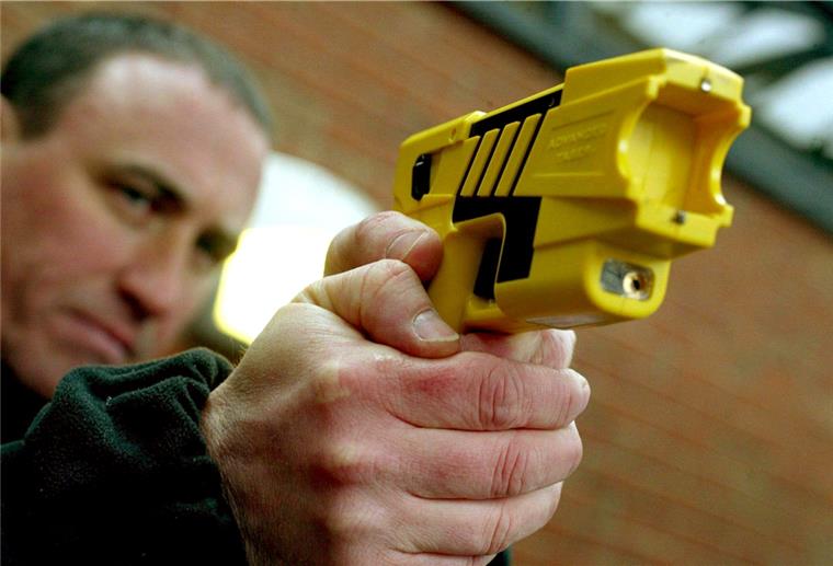  Taser oder Elektroschockpistolen sollen Polizisten mehr Einsatzmöglichkeiten geben, ohne zur Schusswaffe greifen zu müssen. Foto: Fellows/dpa