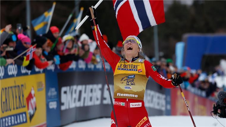  Therese Johaug aus Norwegen holt ihren vierten Tour-Gesamtsieg.