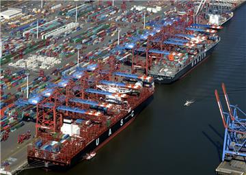  „UASC Barzan“, Klasse USAC A 18, United Arab Shipping Company, 400 Meter, 60 Me...