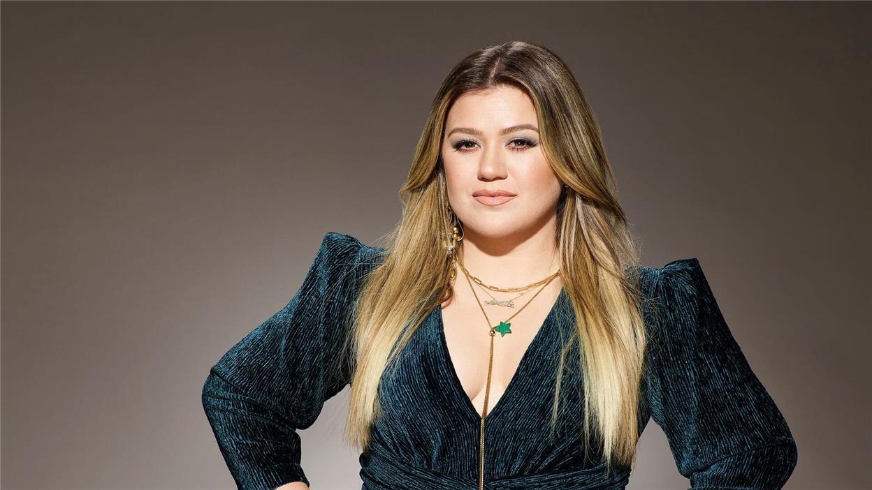  US-Sängerin Kelly Clarkson hat während eines Auftritts ihren Fans von einem übergriffigen Vorschlag eines Managers berichtet. 