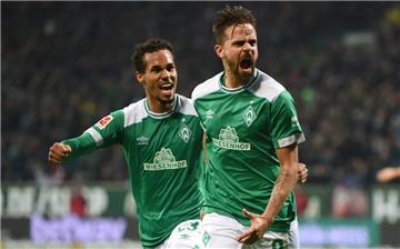  Werders Theodor Gebre Selassie (links) feiert mit dem Torschützen zum 2:1, Martin Harnik.