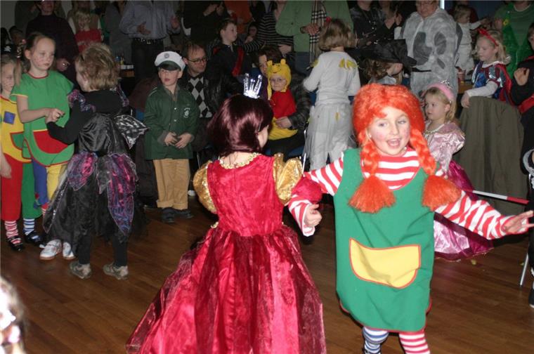Ellwürder Kinderkarneval: Kleine Narren haben großen Auftritt Witzige Kostüme, tolle Tänze und ein buntes Mitmachprogramm bekommen die Gäste bei der größten Kinderparty weit und breit geboten.
