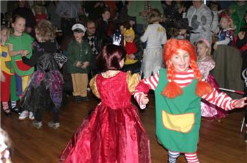 Witzige Kostüme, tolle Tänze und ein buntes Mitmachprogramm bekommen die Gäste bei der größten Kinderparty weit und breit geboten.
