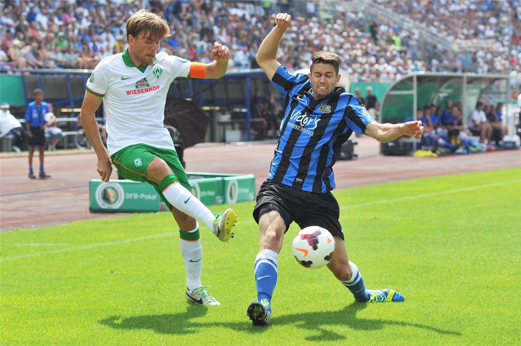 04. August 2013: Erstligist WERDER BREMEN blamiert sich mit Trainer Robin Dutt im Saarland. Nach der regulären Spielzeit steht es beim Drittligisten 1. FC SAARBRÜCKEN 1:1. Doch für die Werder-Spieler wie Nils Petersen, Aaron Hunt oder Zlatko Junuzovic kommt es noch schlimmer: Saarbrücken geht in der Verlängerung nach einer Ecke in Führung und macht danach mit einem Konter alles klar. 3:1 heißt es nach 120 Minuten für den Underdog.