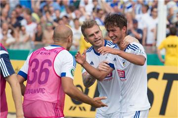 09. August 2015: Der Bundesligaclub HAMBURGER SV bekommt es in der ersten Pokalrunde mit dem Viertligisten CARL ZEISS JENA zu tun. Und das richtig. Nach der regulären Spielzeit steht es 2:2, weil HSV-Joker Michael Gregoritsch in der 94. Minute noch trifft. Doch in der Verlängerung kommt Jena zurück: Johannes Pieles überwindet per Kopf Torwart René Adler zum 3:2-Erfolg.