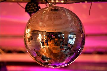 10 Jahre Disco-Revivalparty: Am 7. April verwandelt sich die Stadthalle wieder in einen &quot;Tanztempel&quot;. Im vergangenen Jahr kamen 3000 Menschen zum feiern. Foto: Schutt/dpa