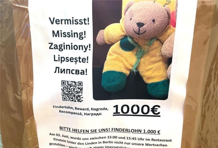 1.000 Euro Finderlohn sind auf Steckbriefen in der Hauptstadt ausgesetzt, „wenn das Bärchen unversehrt zu uns zurückkehrt“.