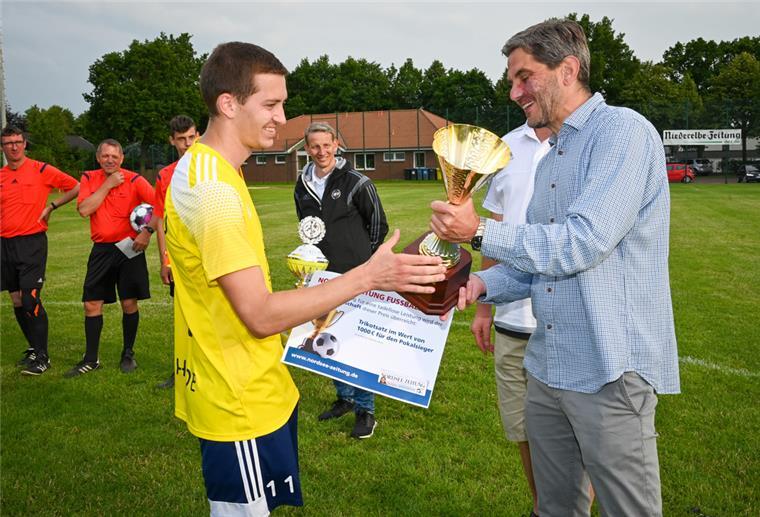 1000 Euro für den Sieger: im vergangenen Jahr gewann TuSpo Surheide II den NZ-Pokal.