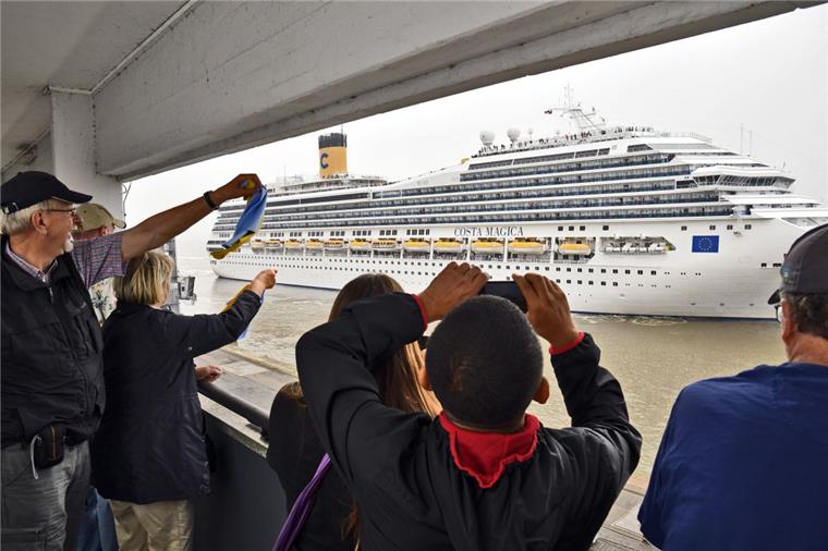 Saubere Luft: 114 Anläufe von Kreuzfahrtschiffen wie die "Costa Magica" hat es in diesem Jahr bereits in Bremerhaven gegeben. Grenzwertüberschreitungen bei den Schadstoffen hat es dabei nicht gegeben
