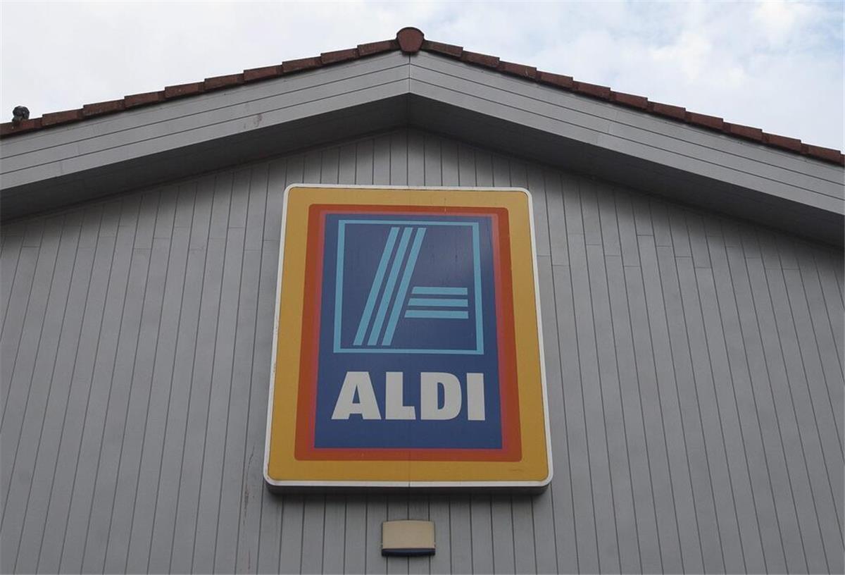 Kunden sind entsetzt! Hier verlangt Aldi ab sofort 12 Euro Eintritt fürs Einkaufen Das Logo von Aldi hängt an einer Filiale in England.