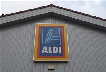 Das Logo von Aldi hängt an einer Filiale in England.