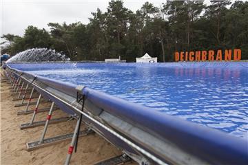 1,2 Millionen Liter Wasser fasst der XXL-Swimmingpool auf dem Deichbrand.