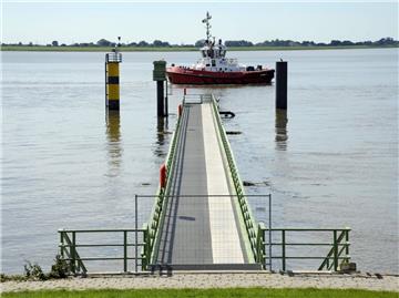 120 Meter weit führt der Steg auf der Betonröhre des Freilaufkanals hinaus in die Weser. Doch der Zutritt ist zurzeit versperrt. 