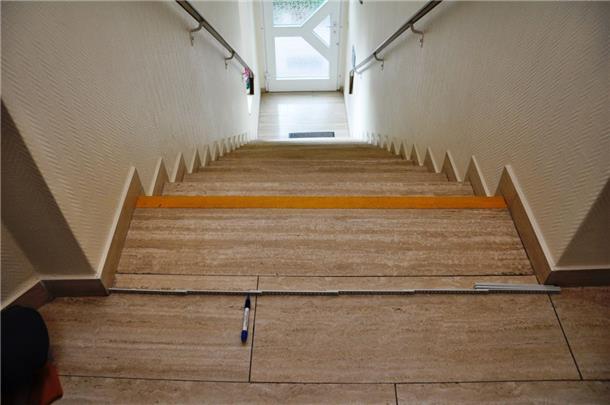 Nordenham: Wenn 14 Stufen unüberwindbar sind 120 Zentimeter breit ist der Aufgang. Der Treppenlift wäre zusammengeklappt 38 Zentimeter breit. Blieben 82 Zentimeter Breite für die Nutzer des Treppenhauses.