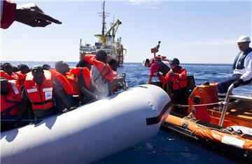 122 Männer, sieben Frauen und drei Babys waren in diesem Schlauchboot auf dem Mittelmeer unterwegs. Die Helfer der „Aquarius“ bringen sie zu ihrem Schiff und in Sicherheit.