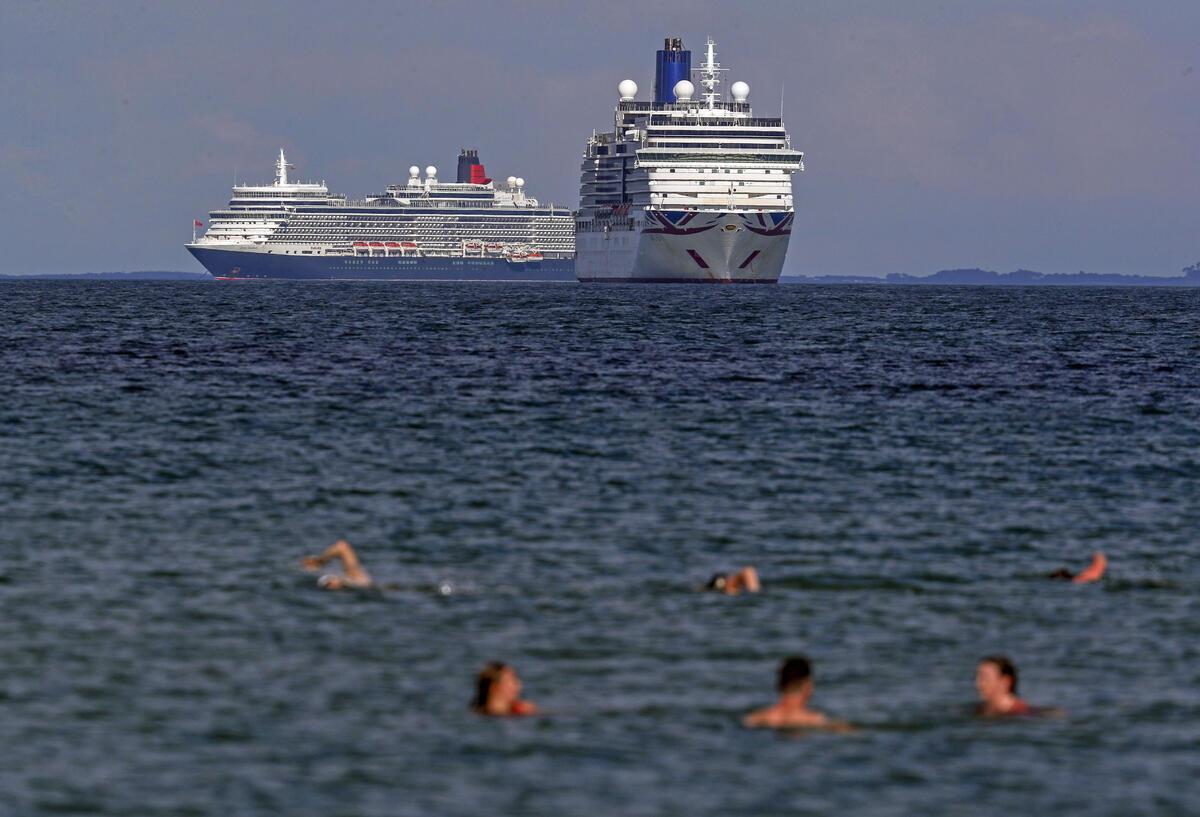 Rekordkreuzfahrt mit der „Arcadia“: 129 Tage, 30 Ziele, 13.000 Euro Zwei Kreuzfahrtschiffe auf dem Wasser.