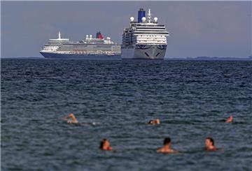 Zwei Kreuzfahrtschiffe auf dem Wasser.