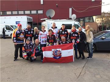 13 Fans der Fischtown Pinguins haben Andrew McPherson mit einem Besuch in Krakau überrascht.
