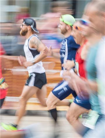 14. Bremerhavener City-Marathon mit über 1000 Teilnehmern und verschiedenen Läuf...