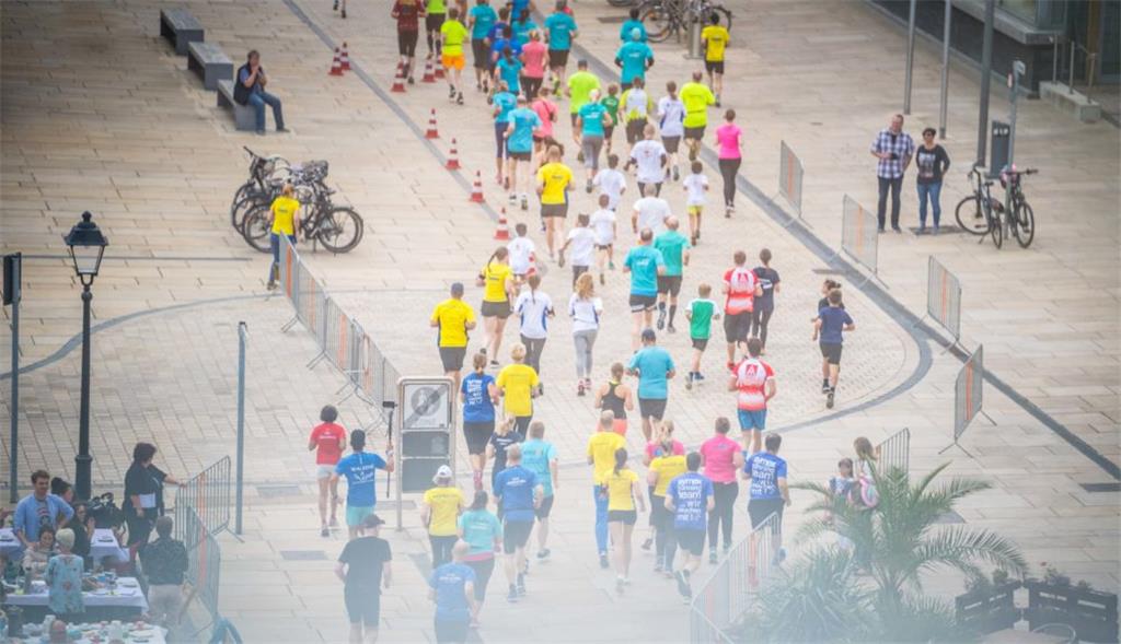 14. Bremerhavener City-Marathon mit über 1000 Teilnehmern und verschiedenen Läuf...