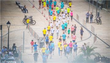 14. Bremerhavener City-Marathon mit über 1000 Teilnehmern und verschiedenen Läuf...