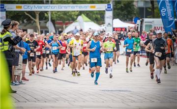 14. Bremerhavener City-Marathon mit über 1000 Teilnehmern und verschiedenen Läuf...