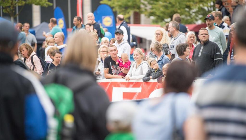 14. Bremerhavener City-Marathon mit über 1000 Teilnehmern und verschiedenen Läuf...