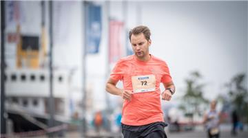14. Bremerhavener City-Marathon mit über 1000 Teilnehmern und verschiedenen Läuf...
