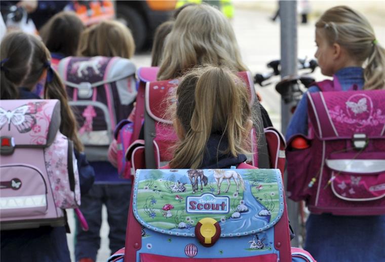 Cuxland: Schulbusse fahren wieder ab Montag 14 Krätzefälle aus Schulen wurden dem Bremerhavener Gesundheitsamt in den ersten drei Januarwochen bereits gemeldet. Insgesamt waren es 35 Fälle. Die Ansteckungsfgefahr von Schulkinder untereinander hält der Chefarzt der Bremerhavener Hautklinik für eher unwahrscheinlich. Hauptübertragungsort seien die Familien. Foto. Leonhardt/dpa