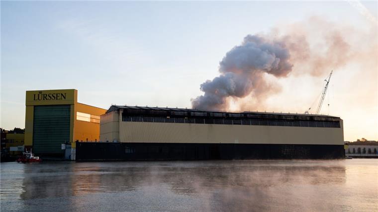 14. September: Rauch steigt über der Lürssen-Werft in Bremen-Vegesack in den Himmel. In der Werft war in der Nacht zum Freitag ein Dock zum Bau von Schiffen samt Schiffsneubau in Flammen aufgegangen.