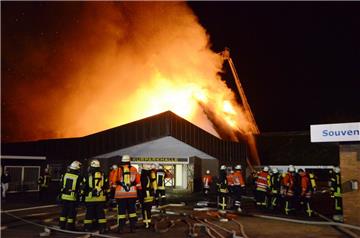 In der Silvesternacht vor zwei Jahren waren 140 Feuerwehrleute im Einsatz, um den Brand im Dachstuhl der Kurparkhalle in Cuxhaven zu löschen.