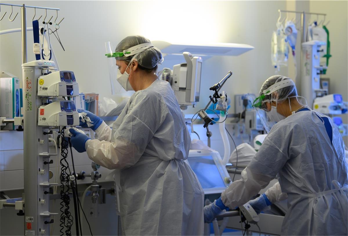 Intensivpflegerinnen sind in Schutzkleidungen auf der Covid-19 Intensivstation in der VAMED Klinik Schloss Pulsnitz mit der Versorgung von Corona-Patienten beschäftigt