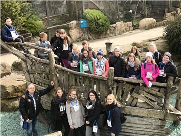 15 Nachwuchsreporter haben beim Zukunftstag den Zoo am Meer besichtigt und Artikel über die lebenden Tiere und Attraktionen geschrieben.