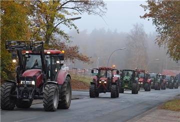 150 Trecker umkreisten heute das DMK-Werk in Zeven. Landwirte wollten damit auf ihre Situation aufmerksam machen