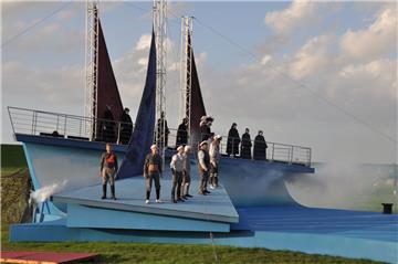 1500 Besucher erlebten am Wochenende die Premiere des Freilichttheaterstücks "Das Geisterschiff" am Deich in Dangast.