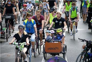 Radfahrer demonstrieren für bessere Radwege.
