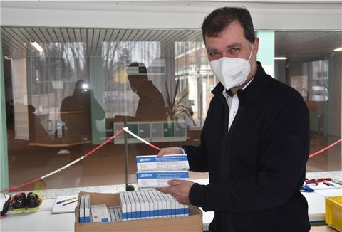 1500 Schnelltests hat die KGS Sittensen bekommen. Schulleiter Sven Evers freut sich, dass es mit dem Testen losgehen kann. Künftig braucht die Schule etwa 2600 Testkits pro Woche.